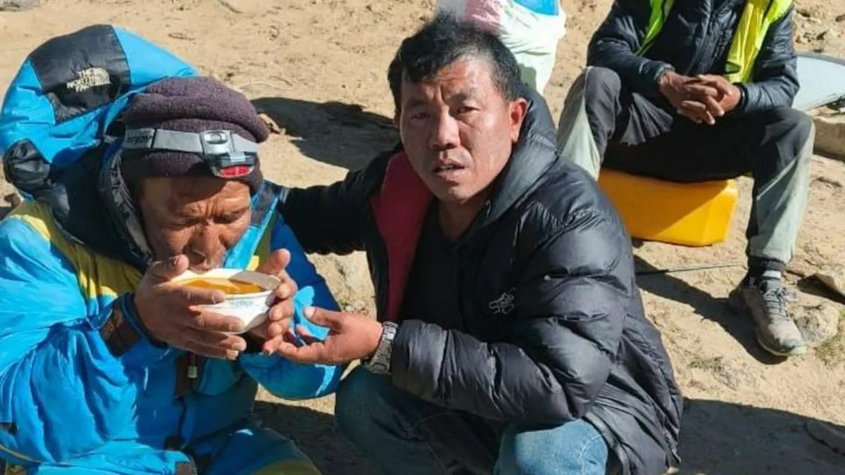 Everestdə itkin düşən bələdçi 6 gün sonra sağ tapıldı
